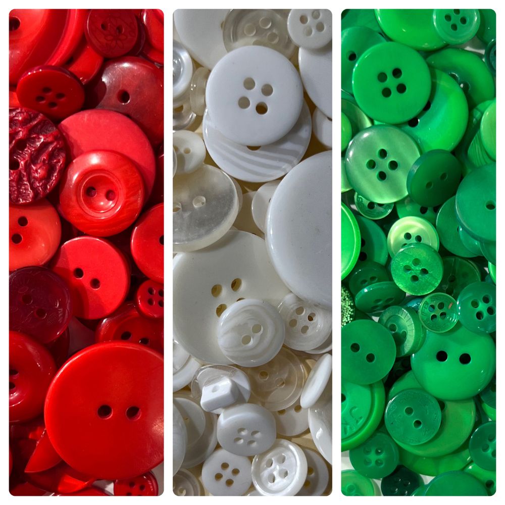 500-700 Pcs Christmas Color Assorted Sizes Round Resin Buttons for Crafts Sewing (Christmas)